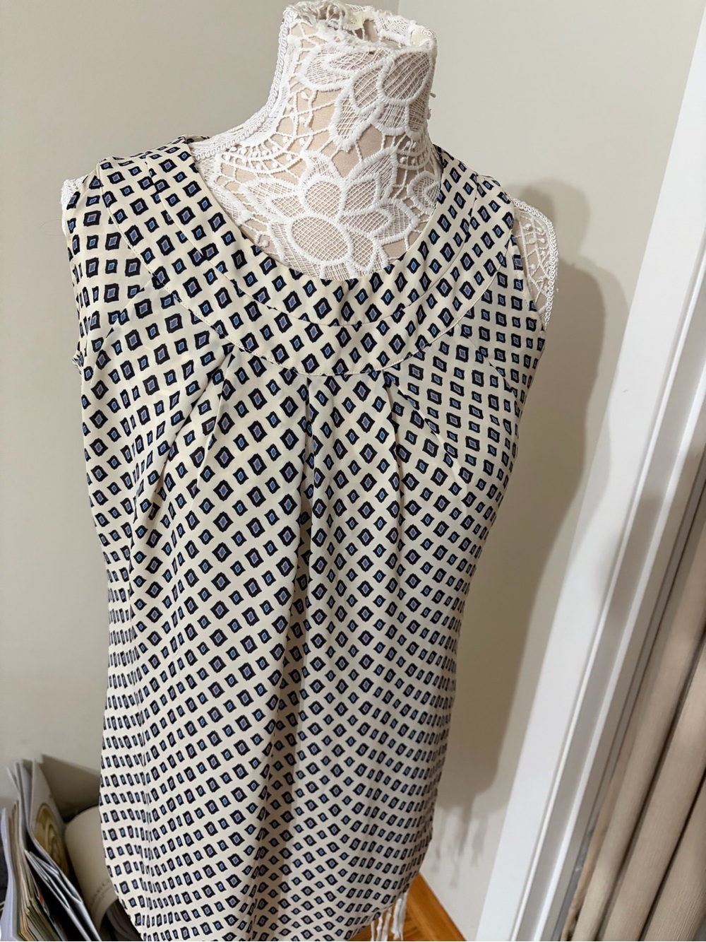 Women’s Blouse Bundle of 2 – Size Medium – White & Geometric Print - Picture 8 of 15